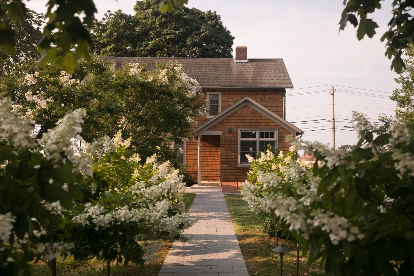 Jamesport Vineyards building and garden